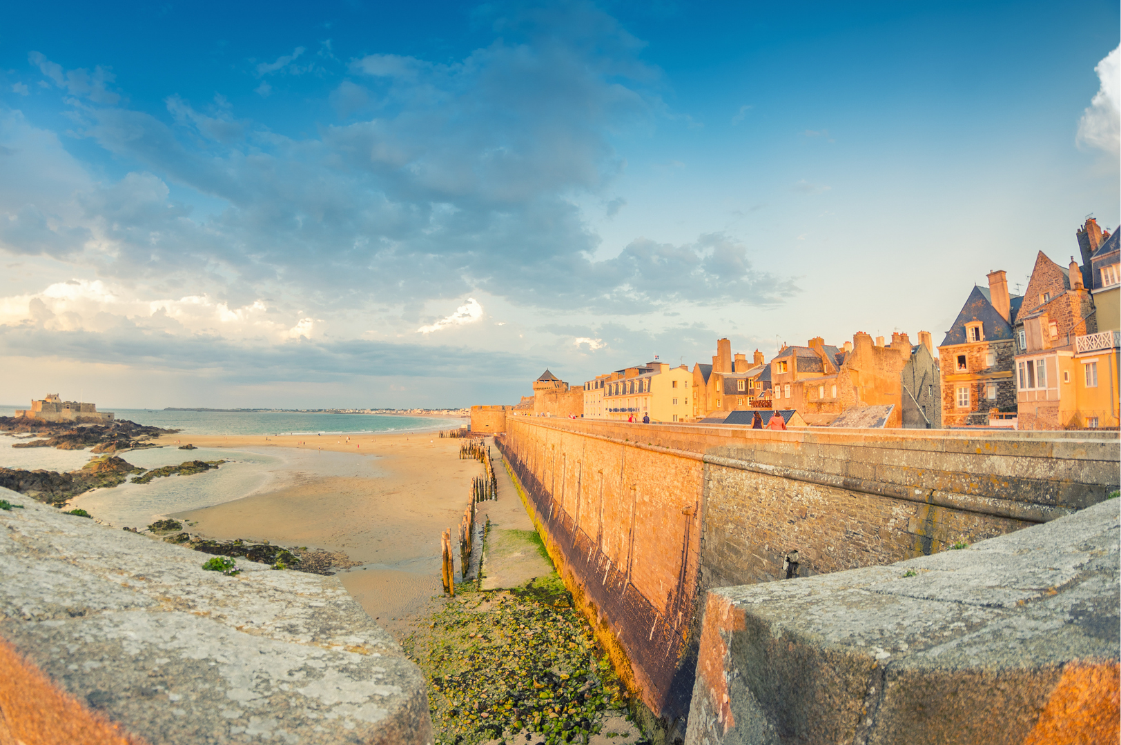You are currently viewing Le Marché Immobilier en Bretagne en 2025 : Un Territoire Dynamique Porté par les Acquéreurs Internationaux