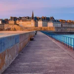 Lire la suite à propos de l’article Vivre à Saint-Malo en 2026 : mon guide complet des quartiers, du marché immobilier, des services et des transports