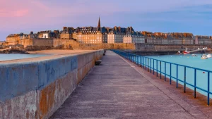 Lire la suite à propos de l’article Vivre à Saint-Malo en 2026 : mon guide complet des quartiers, du marché immobilier, des services et des transports