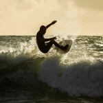 Lire la suite à propos de l’article Surf à Saint-Malo : entre Le Sillon et Rothéneuf, deux spots incontournables