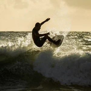 Lire la suite à propos de l’article Surf à Saint-Malo : entre Le Sillon et Rothéneuf, deux spots incontournables