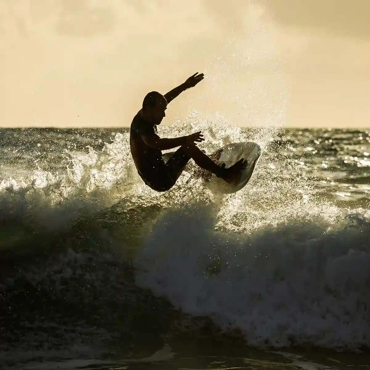 You are currently viewing Surf à Saint-Malo : entre Le Sillon et Rothéneuf, deux spots incontournables