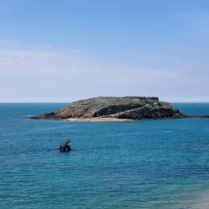 Lire la suite à propos de l’article Le Grand Bé à Saint-Malo : Histoire, Marées