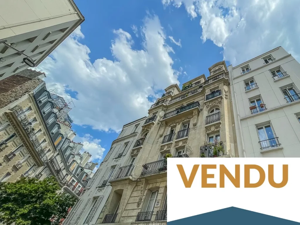 Appartement vendu, salon avec cuisine ouverte et balcon