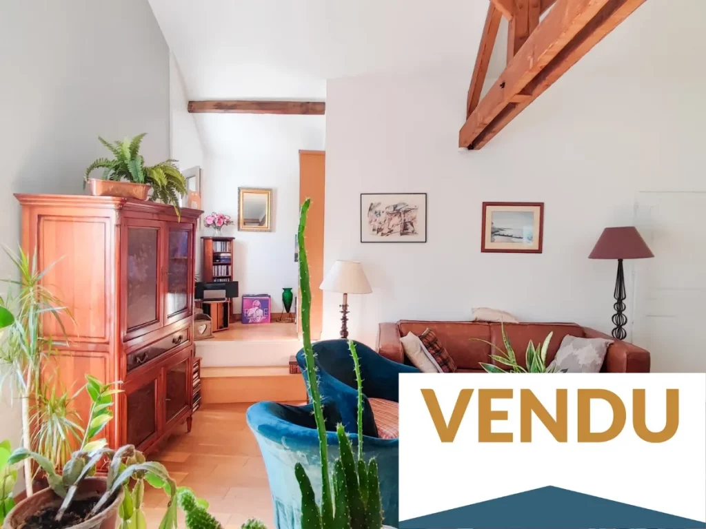 Appartement vendu, vue du salon lumineux avec grandes fenêtres